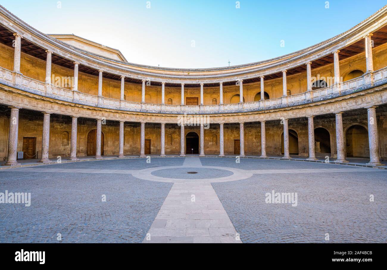 Palast von Karl V. in der Alhambra in Granada. Andalusien, Spanien, Juni -03-2019 Stockfoto