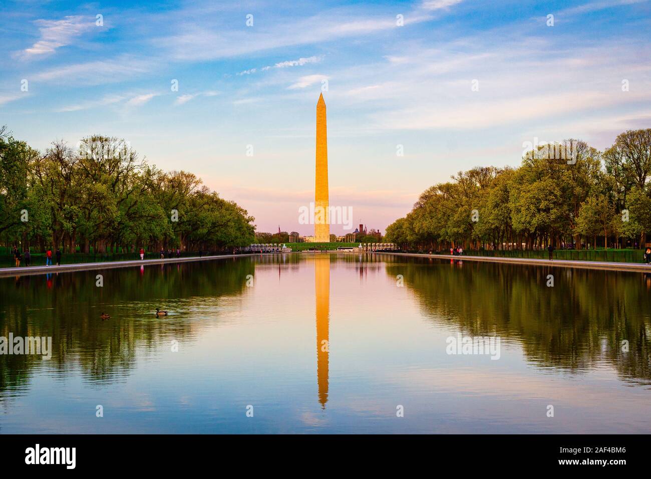 Das Washington Monument und Reflexion Pool in Washington DC bei Sonnenuntergang Stockfoto