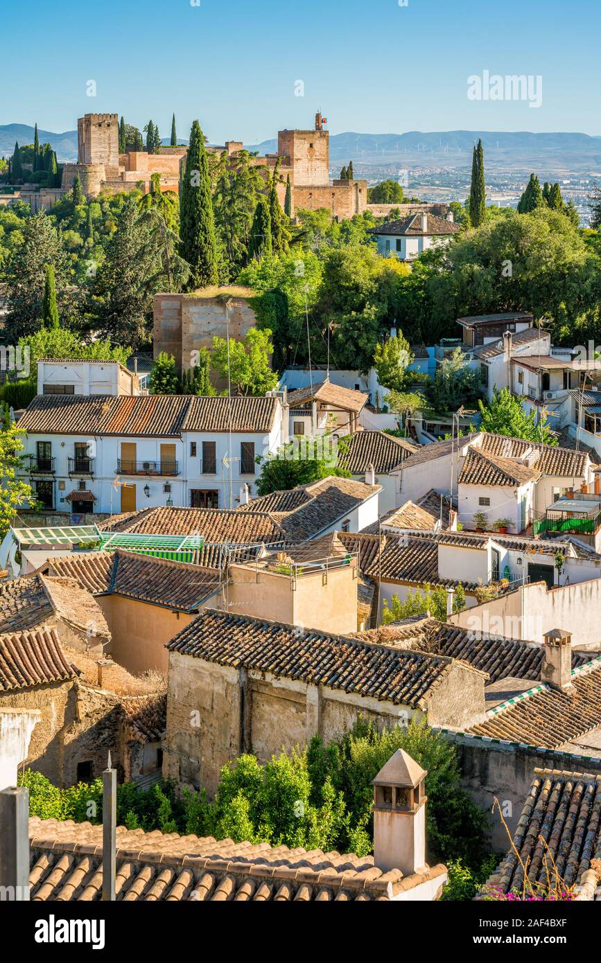Panoramische Sicht auf die Alhambra und das Viertel Albaicin in Granada. Andalusien, Spanien. Stockfoto
