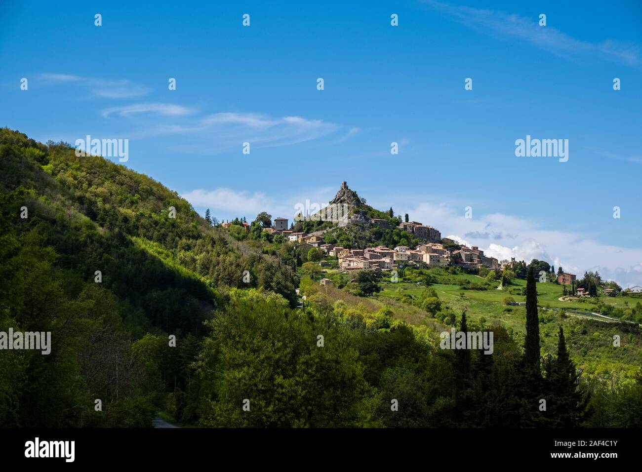 Das kleine Dorf Campiglia d'Orcia, an einem bewaldeten Berghang gelegen Stockfoto