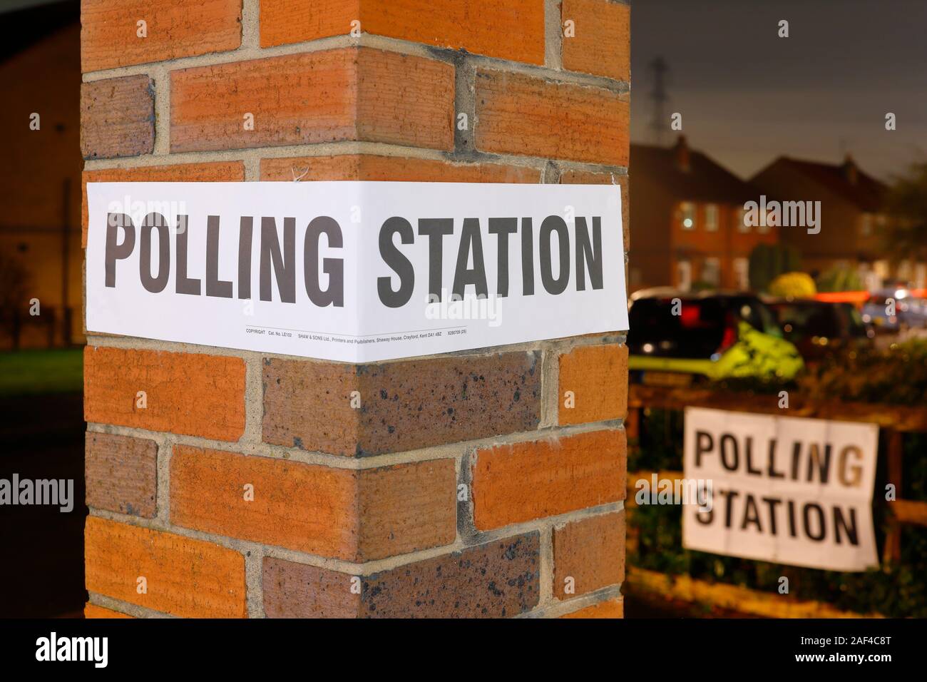 Zeichen vor einem Wahllokal in Swillington, Leeds für den Dezember allgemeinen Wahlen Stockfoto