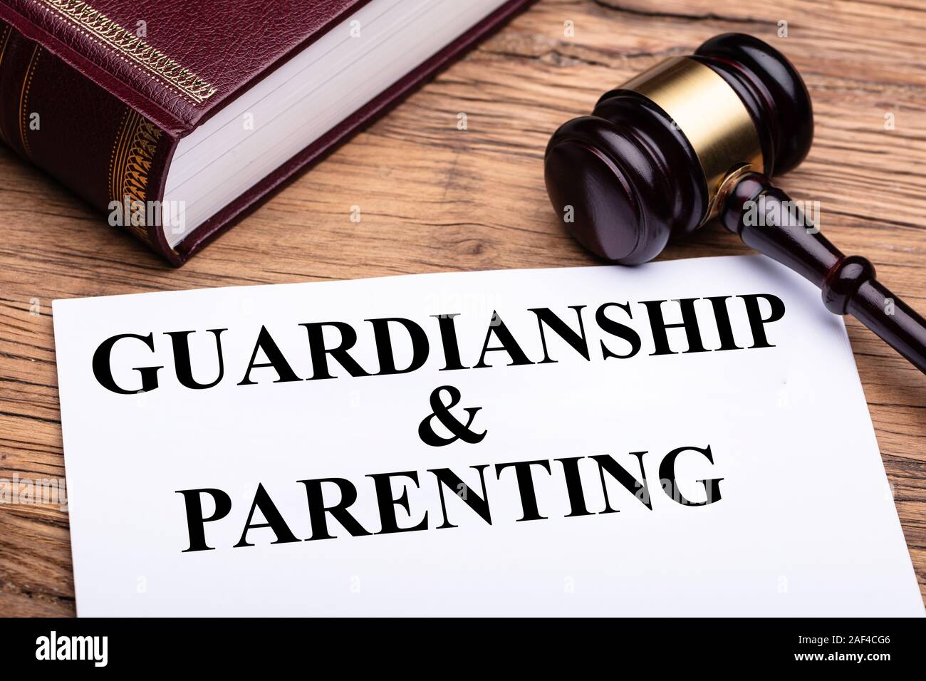 Ansicht von oben der Vormundschaft und Parenting Dokumente mit Richter Hammer und Recht Buch Stockfoto
