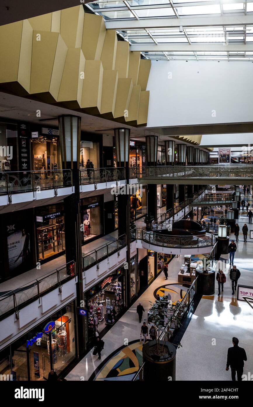 Einkaufen im Einkaufszentrum Alexa am Alexanderplatz in Berlin, Deutschland. Stockfoto