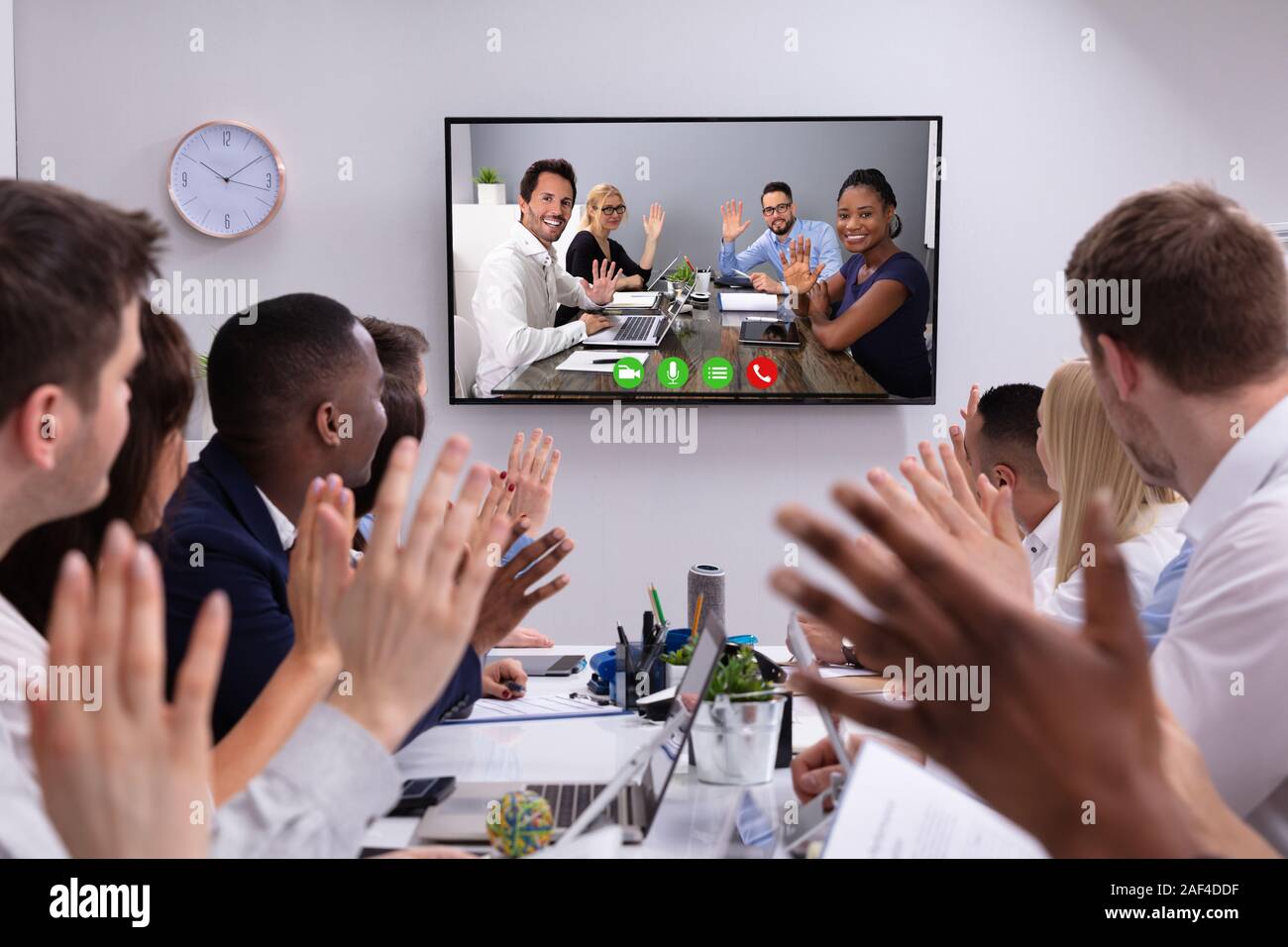 Gruppe von Geschäftsleuten winken bei jedem Anderen durch Videokonferenz Besprechung im Büro Stockfoto