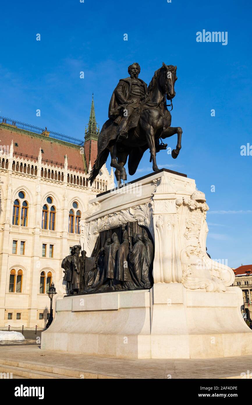 Statue des ehemaligen Premierministers, Graf Gyula Andrássy, ausserhalb des ungarischen Parlaments, Winter in Budapest, Ungarn. Dezember 2019 Stockfoto