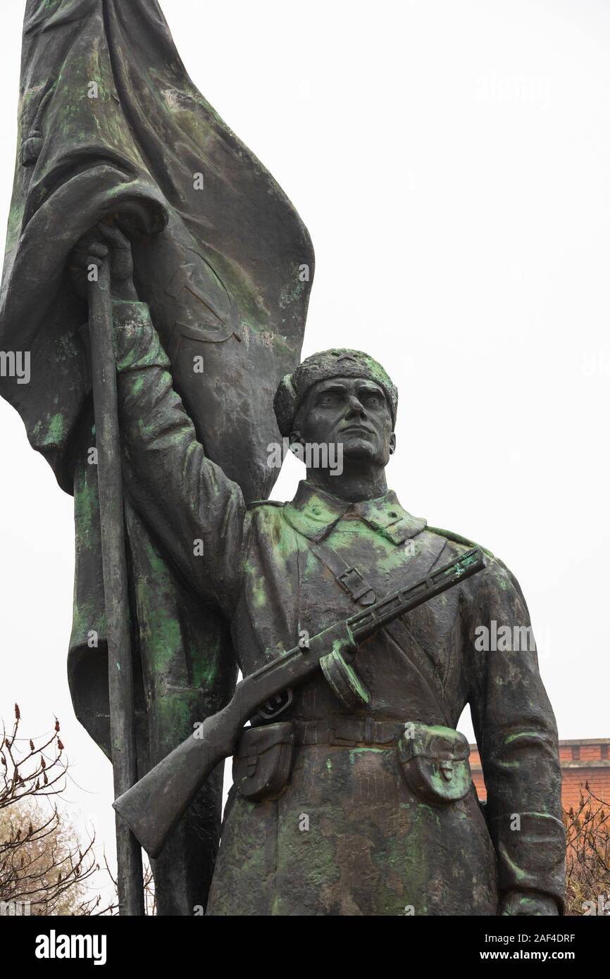 Kommunistischen Roten Armee Soldat und Flagge Statue, Memento Park, Szoborpark, Budapest, Ungarn. Dezember 2019 Stockfoto