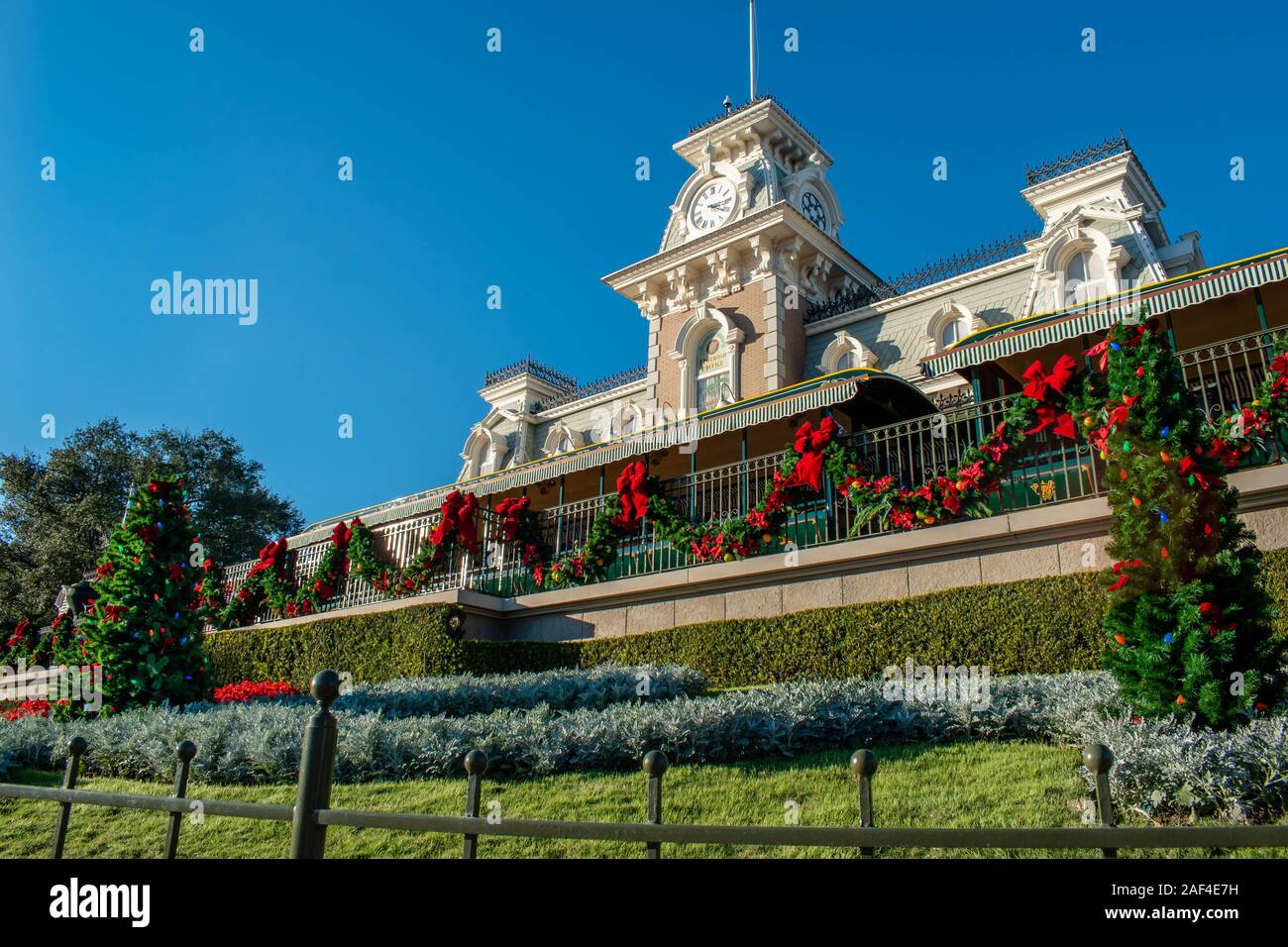 Orlando, Florida. 05. Dezember 2019. Blick von oben auf die vintage Bahnhof in der Weihnachtszeit im Magic Kingdom Stockfoto