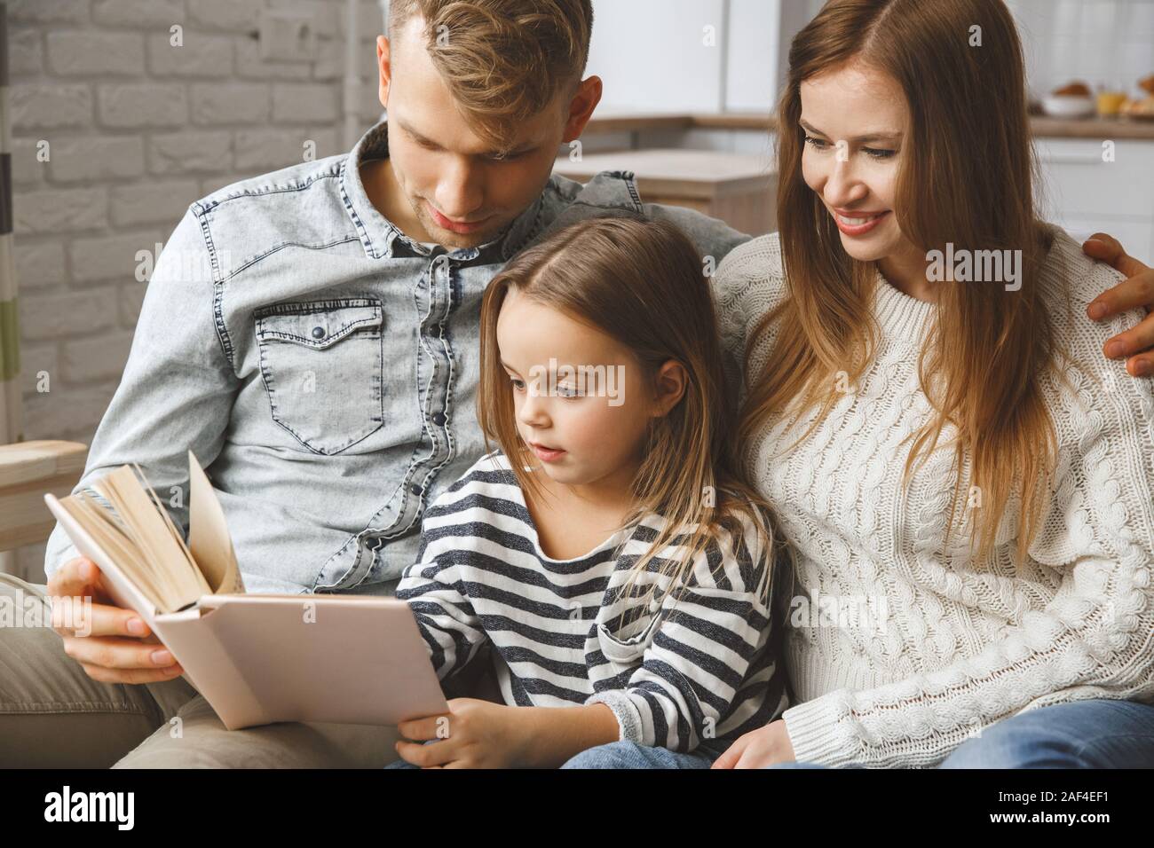 Familie zu Hause gemeinsam Freizeitaktivitäten liebe Konzept lesen Geschichte Stockfoto