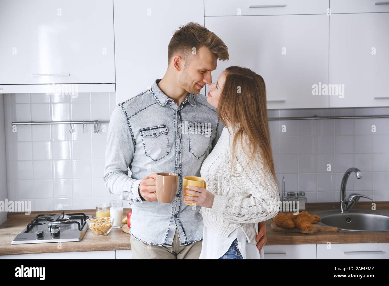 Junges Paar zusammen zu Hause liebe Konzept Kaffee trinken Stockfoto