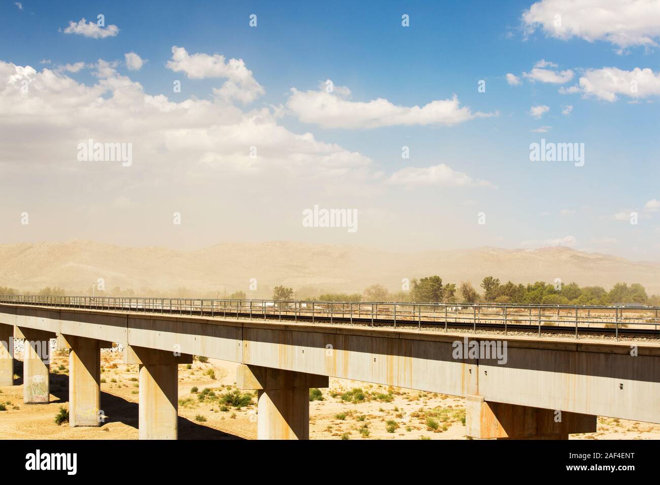 Ein Staubsturm in der Mojave-Wüste in Kalifornien, USA. Stockfoto