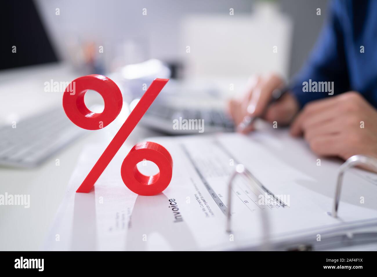 Nahaufnahme von roten Prozentsatz Symbol Vor Unternehmer Berechnung Rechnung Stockfoto