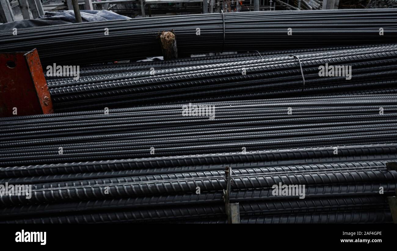 Gebäude Anker im Lager von metallurgischen Produkten oder auf der Baustelle. Stapel von heavy metal Verstärkungsleisten mit periodischen Profil Stockfoto