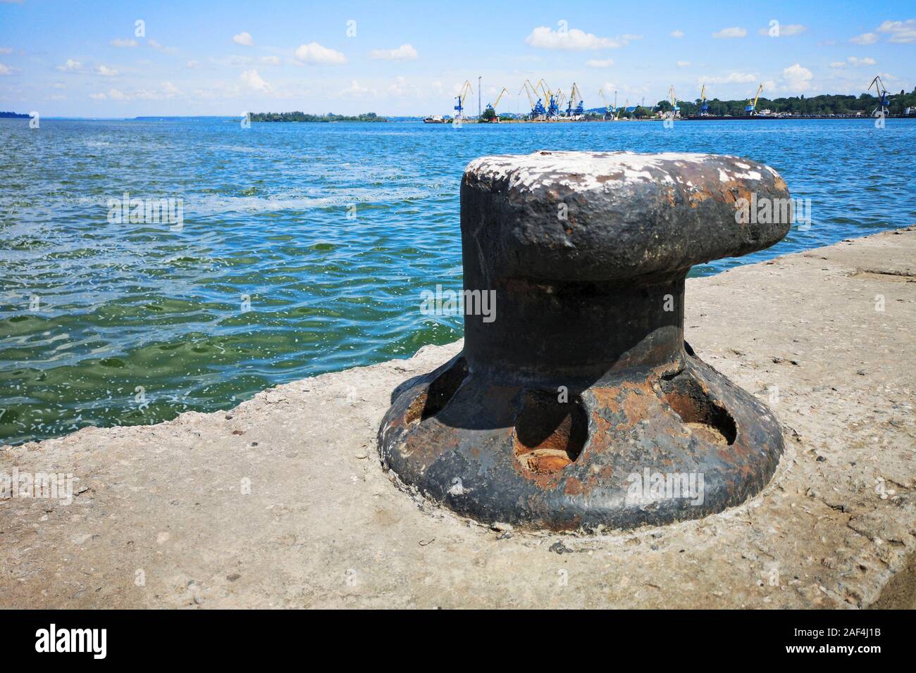 Marine Schiff festmachen Poller auf einem Dock durch die Waters Edge. Stockfoto