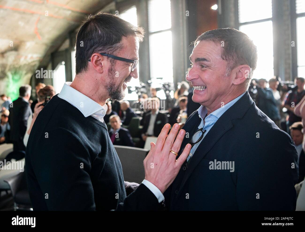 09 Dezember 2019, Hessen, Frankfurt/Main: Fredi Bobic (l), ehemaliger deutscher Fußballspieler und aktuelle Sport Direktor bei Eintracht Frankfurt, und Stefan Kuntz, Trainer der U21-Nationalmannschaft, sind zusammen an einer DFB-Veranstaltung. Foto: Andreas Arnold/dpa Stockfoto