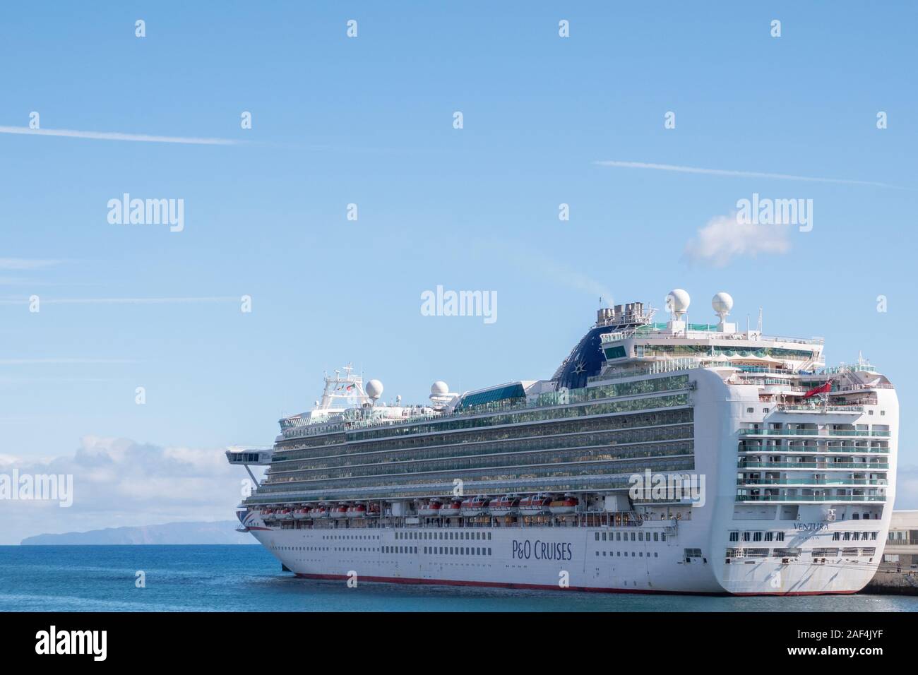 Die P&O Cruises Schiff, Ventura, angedockt im Hafen von Funchal, Madeira in Nizza Sonnenschein mit Kopie Raum Stockfoto