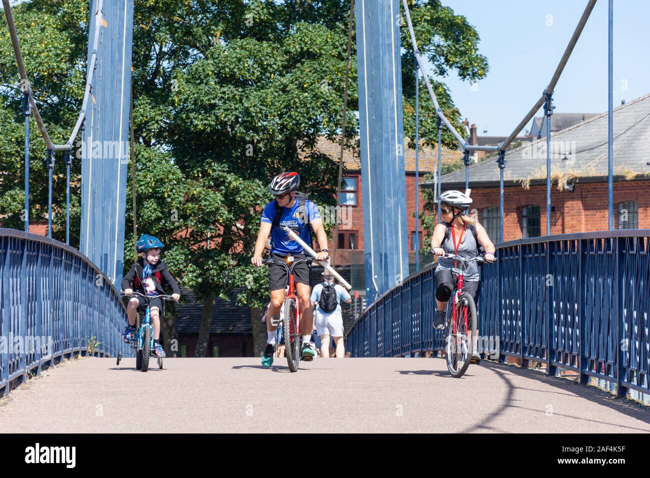 Familie Radfahren über Fußgängerbrücke, Exeter, Exeter, Devon, England, Vereinigtes Königreich Stockfoto
