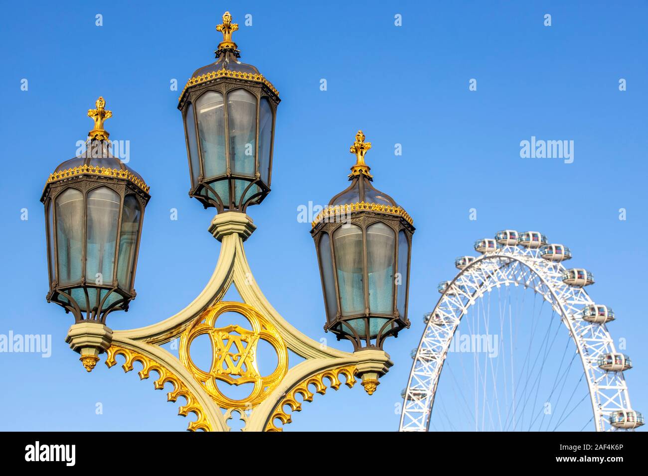 Riesenrad London Eye auf der Themse in London, Großbritannien, Laterne auf die Westminster Bridge, Stockfoto