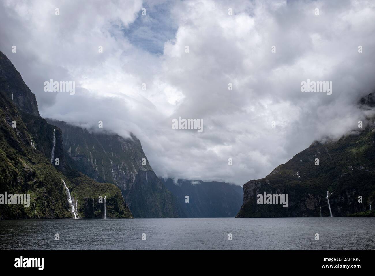 Eine stürmische Milford Sound in South Island, Neuseeland Stockfoto