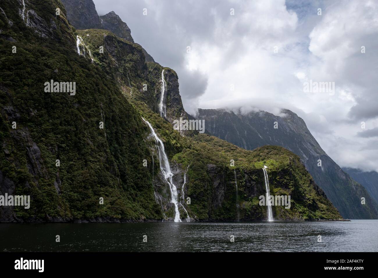 Eine stürmische Milford Sound in South Island, Neuseeland Stockfoto