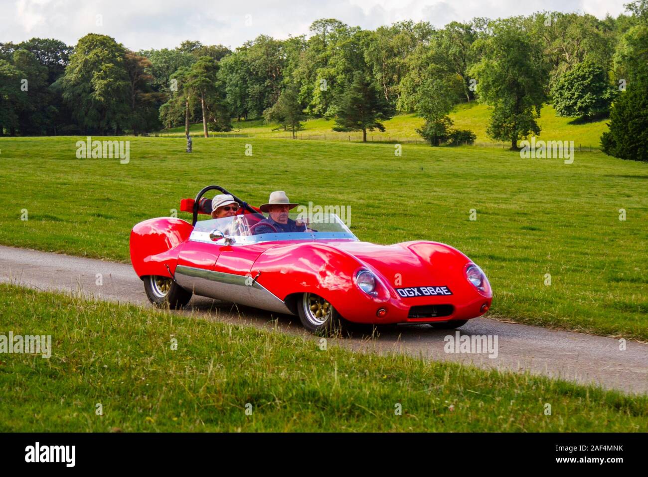1967 60s rotes Westfield Eleven; Klassische Sportwagen, historics, geschätzt, Oldtimer, Sammlerstück restaurierter Oldtimer-Veteran, historische Fahrzeuge vergangener Zeiten, die zum historischen Auto-Event von Mark Woodward in Leighton Hall, Carnforth, Großbritannien, eintreffen Stockfoto