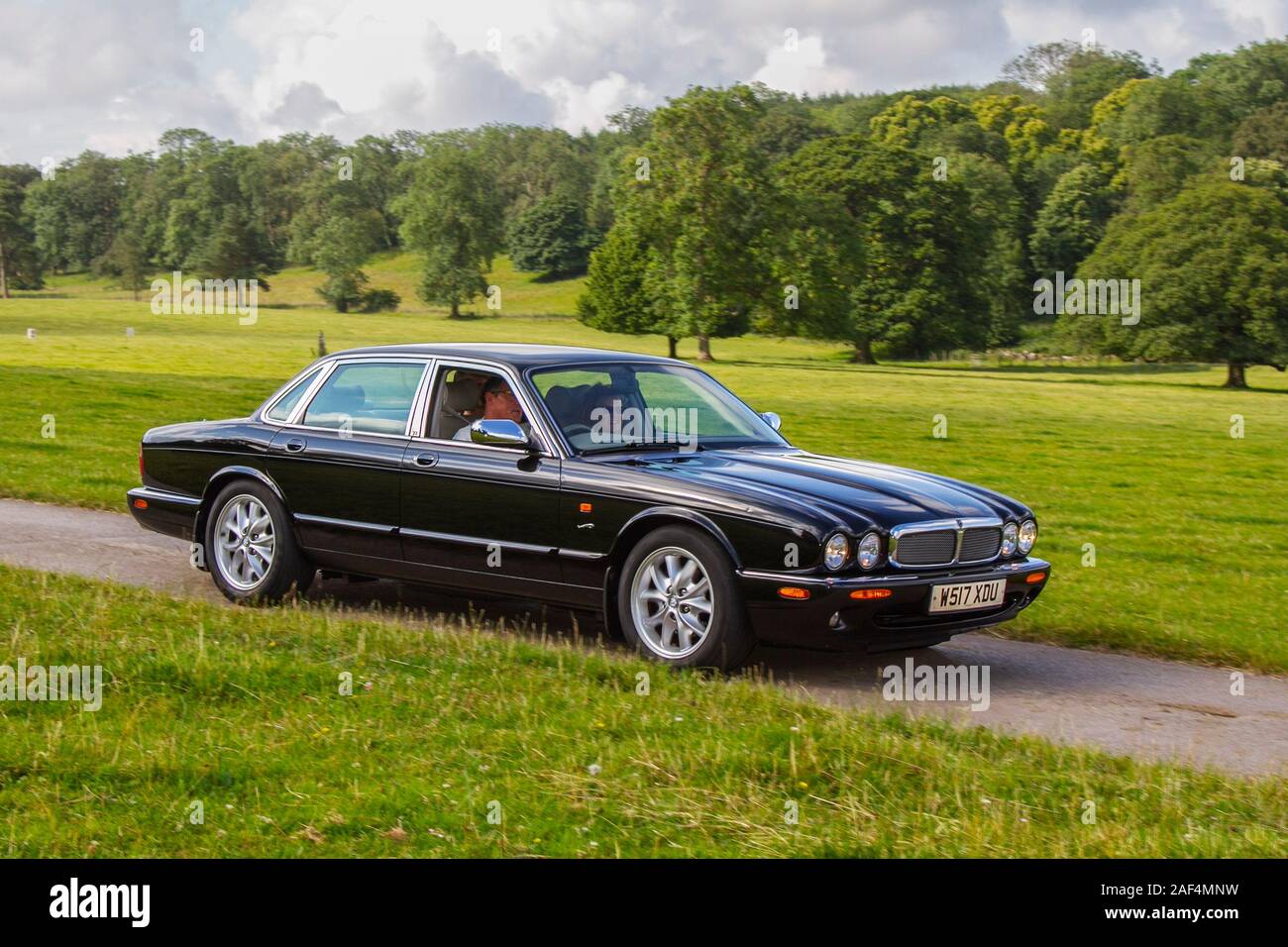 2000 schwarz Jaguar XJ 8 Auto; klassische Autos, historics, gehegt und gepflegt, Oldtimer, sammelbaren restaurierten alten Veteran, Fahrzeuge vergangener Zeiten anreisen, für die Mark Woodward historischen Motorsport event bei Leighton Hall, Carnforth, Großbritannien Stockfoto