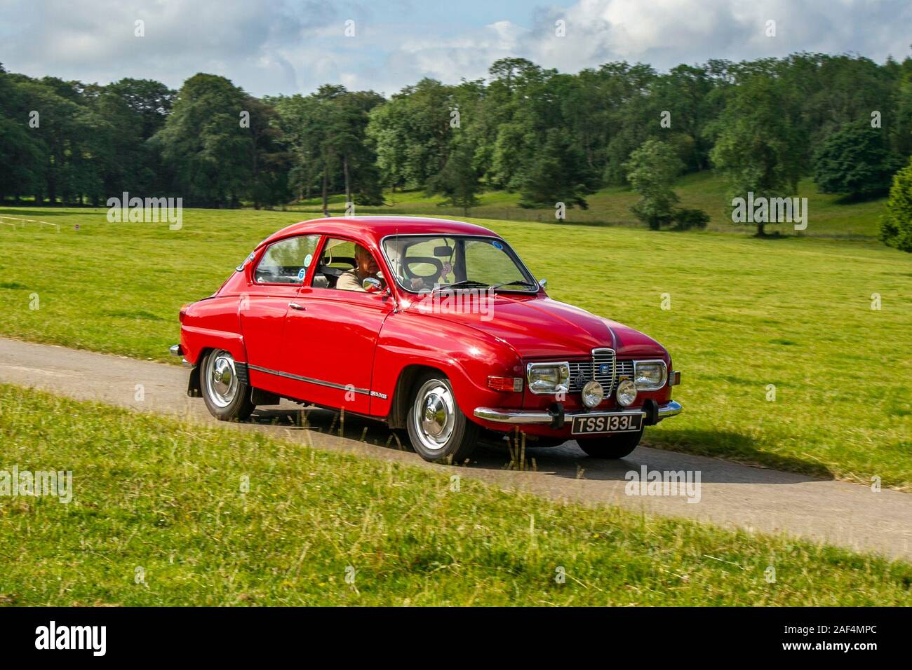 1972 70s rote SAAB Klassische Autos, historiker, geschätzt, alte Zeitgeber, Sammlerstück restaurierter Oldtimer-Veteran, Fahrzeuge vergangener Zeiten, die zur historischen Auto-Veranstaltung von Mark Woodward in Leighton Hall, Carnforth, Großbritannien, eintreffen Stockfoto