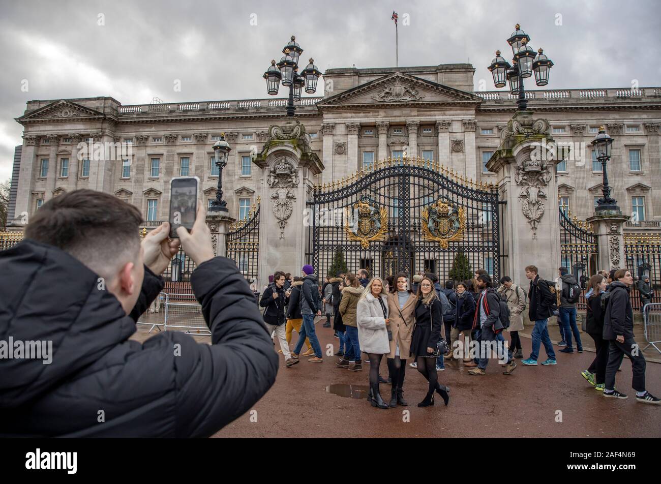 Buckingham Palace, Winter, Touristen, London, Vereinigtes Königreich, Stockfoto