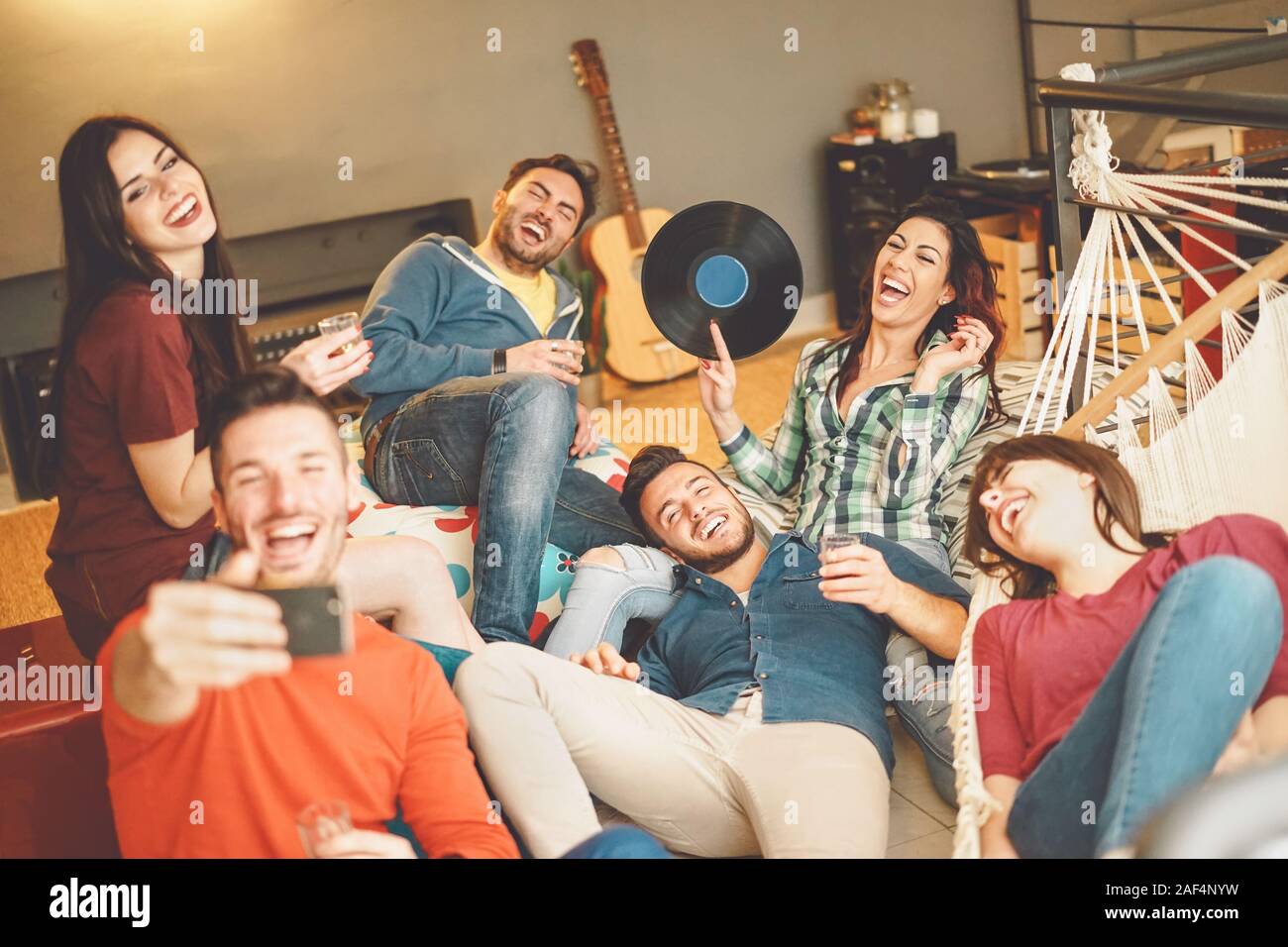 Gerne Freunde unter selfie mit Mobile Smartphone Kamera zu Hause - Gruppe junge Menschen Spaß machen Hostel party Stockfoto