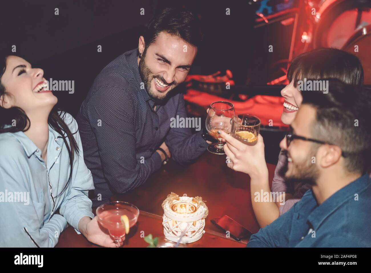 Gerne Freunde Spaß in Cocktail Jazz Bar - Junge tausendjährigen Menschen trinken und gemeinsam lachen in Nachtclub Stockfoto