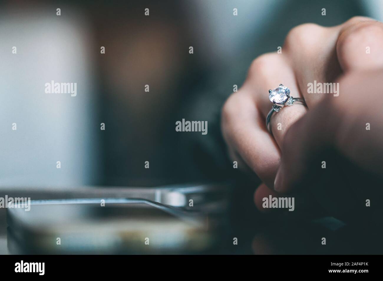 Man Heiratsantrag - Freund vorschlägt, seine Freundin zu heiraten - Begriff des Menschen Beziehung, Ring vorhanden und Liebe Stockfoto