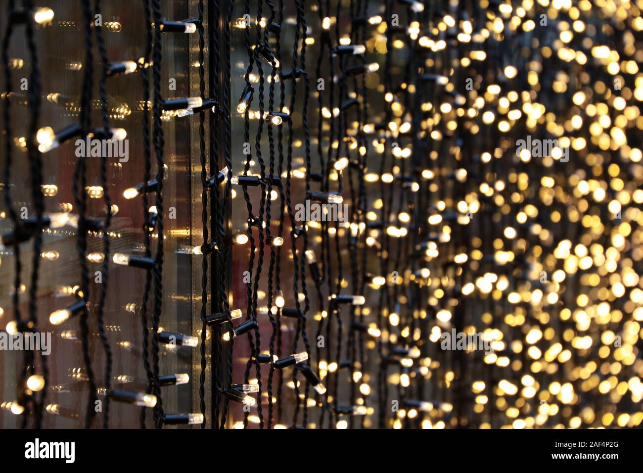 Weihnachtslichter auf elektrische Girlanden in einem Schaufenster auf einer Straße der Stadt. Neues Jahr Dekorationen, selektiven Fokus Stockfoto