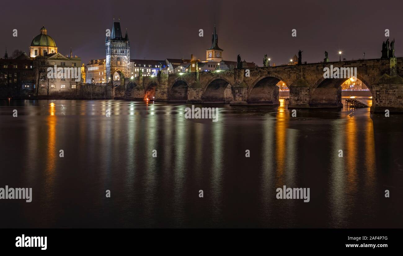 Karlsbrücke bei Nacht, Prag, Tschechische Republik Stockfoto