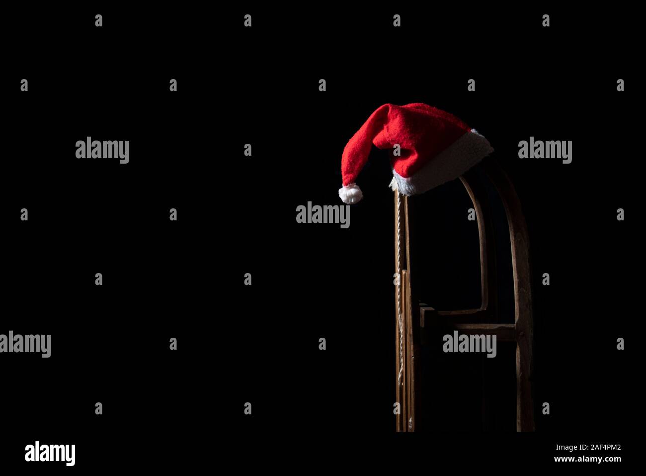 Schlitten mit Weihnachtsmütze Stockfoto