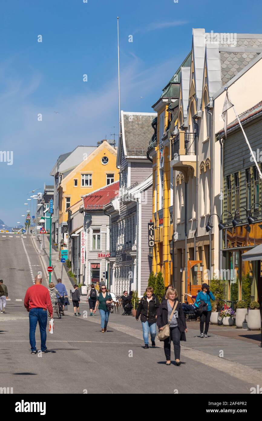 TROMSØ, NORWEGEN - Menschen auf der Straße in der Innenstadt von Tromsø. Stockfoto