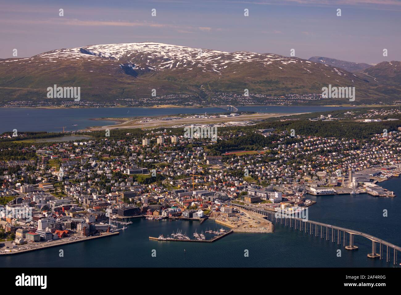TROMSØ, Troms, Norwegen - Luftaufnahme der Stadt Tromsø, auf der Insel Tromsøya. Stockfoto