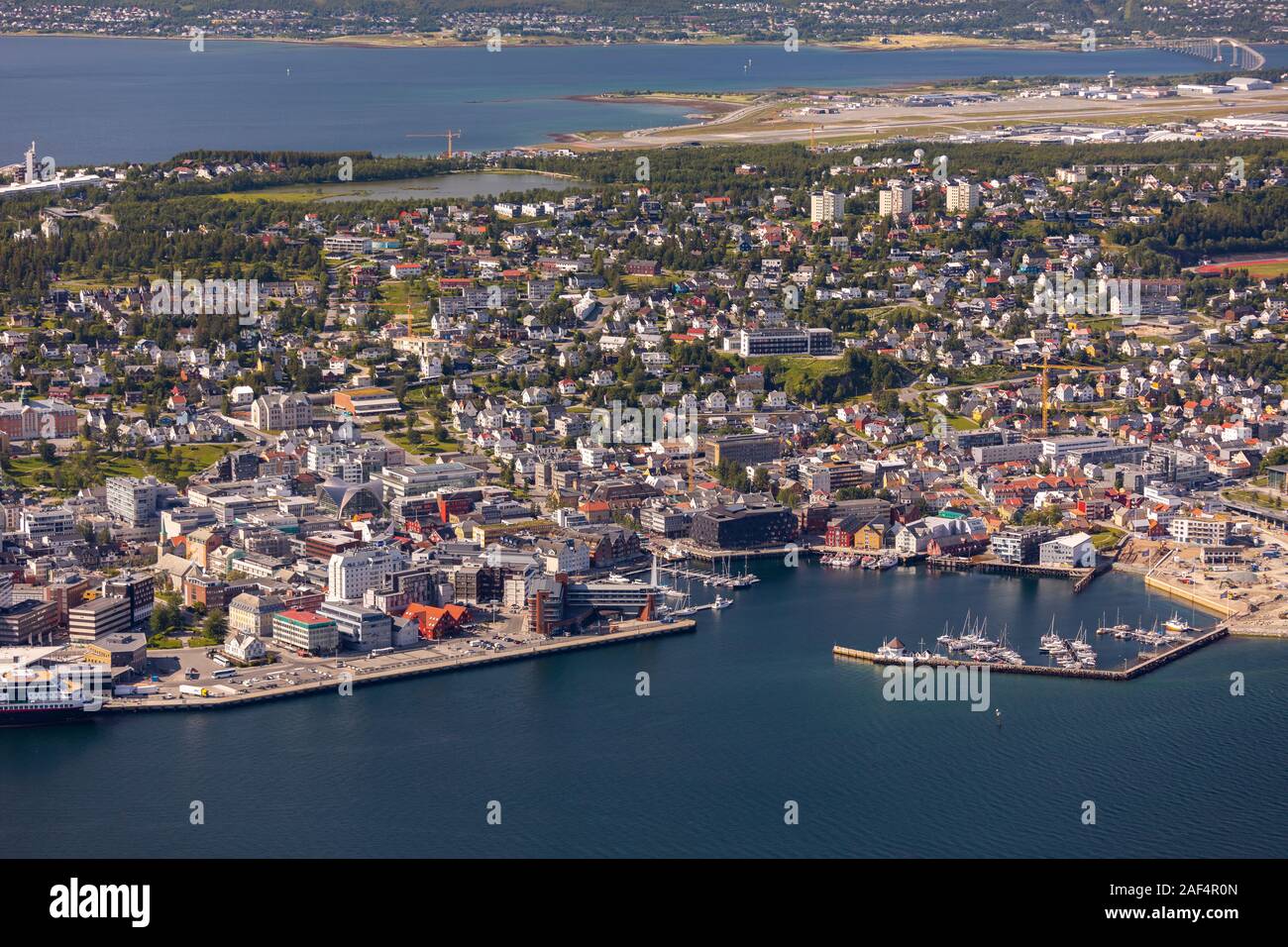 TROMSØ, Troms, Norwegen - Luftaufnahme der Stadt Tromsø, auf der Insel Tromsøya. Stockfoto