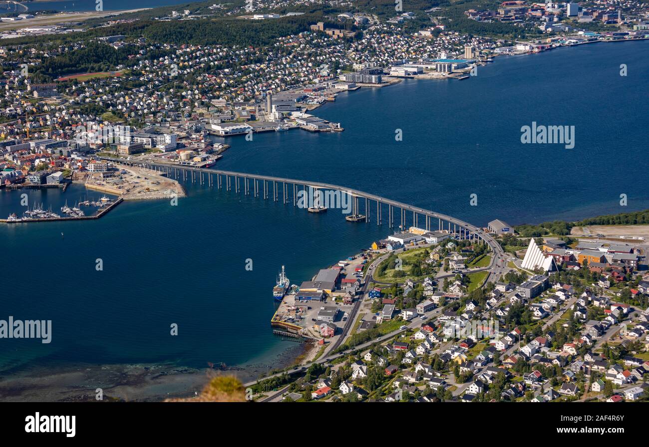 TROMSØ, NORWEGEN - Luftaufnahme von Tromsø-Brücke, auf der Insel Tromsøya. Eismeerkathedrale auf der rechten Seite. Stockfoto