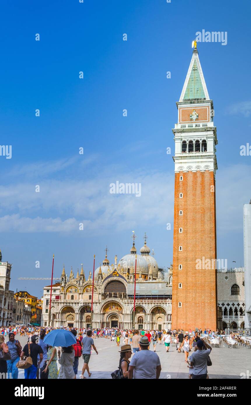 Panorama von der Piazza San Marco mit der Basilika von Saint Mark und der Glockenturm von St. Mark's Campanile (Campanile di San Marco) in Venedig, Italien, Stockfoto