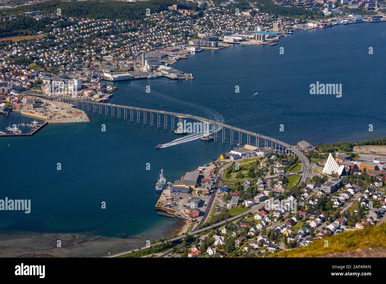 TROMSØ, NORWEGEN - Luftaufnahme der Stadt Tromsø, auf der Insel Tromsøya. Stockfoto