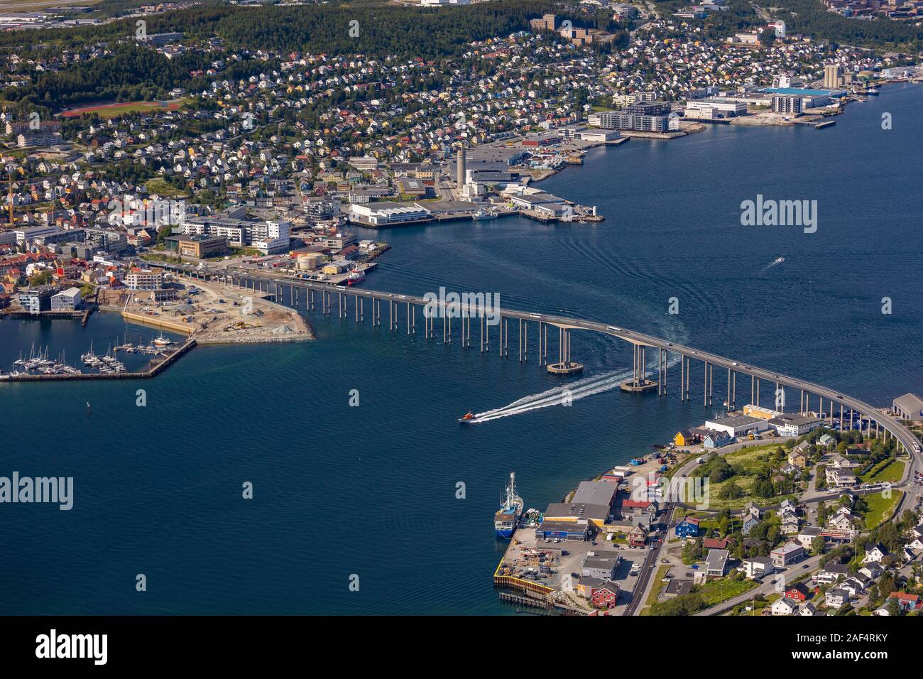 TROMSØ, NORWEGEN - Luftaufnahme der Stadt Tromsø, auf der Insel Tromsøya. Stockfoto
