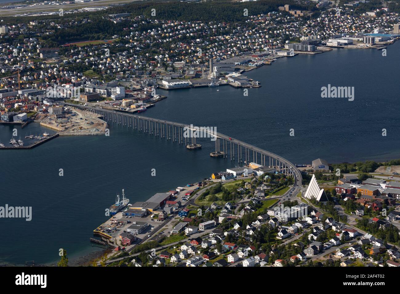 TROMSØ, NORWEGEN - Luftaufnahme der Stadt Tromsø, auf der Insel Tromsøya. Stockfoto