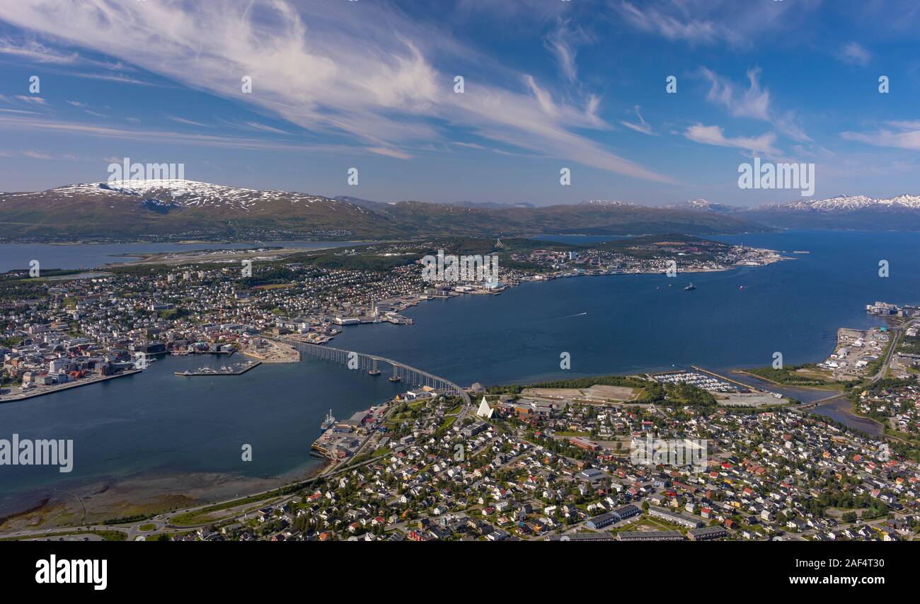 TROMSØ, NORWEGEN - Luftaufnahme der Stadt Tromsø, auf der Insel Tromsøya. Stockfoto