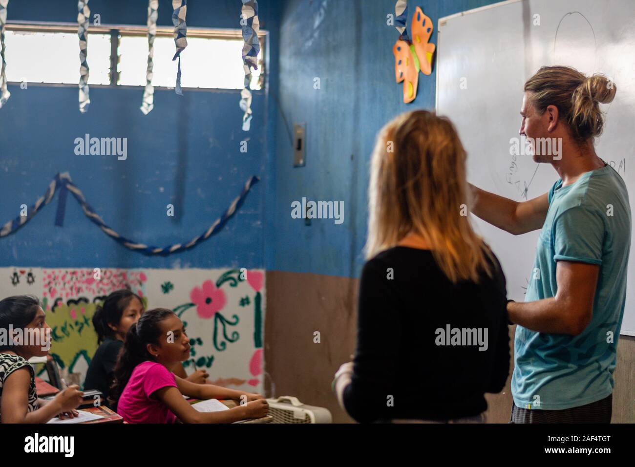 Kaukasische Mann und Frau Englisch unterrichten in Guatemaltekischen Klassenzimmer Stockfoto