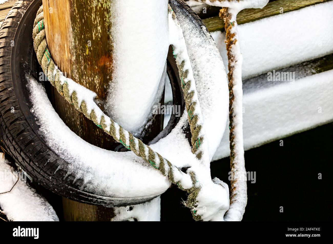 Alte reifen und Seil an einem kalten Wintertag an den Docks in Montauk, New York Stockfoto
