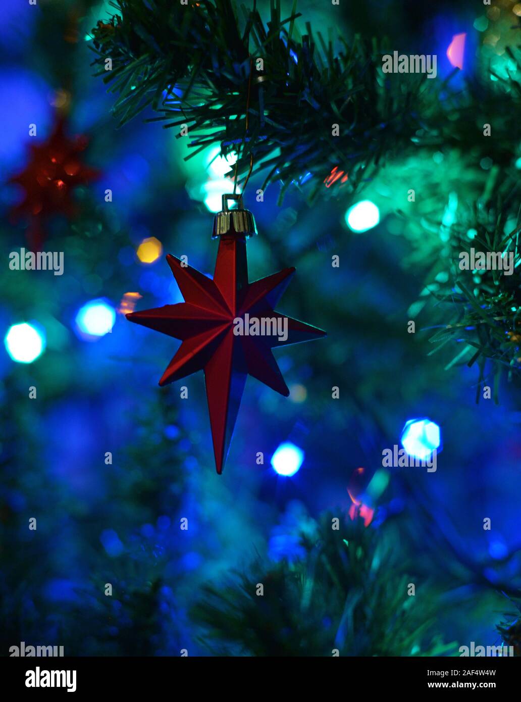Red Star am Weihnachtsbaum. Bokeh. Konzept: die festliche Jahreszeit. Stockfoto