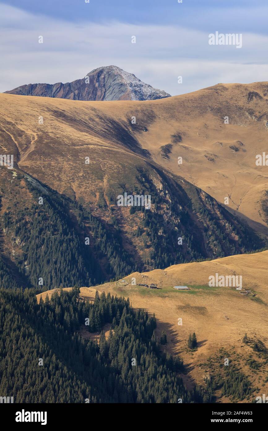 Berglandschaft in Fagaras Berge, Rumänien. Im Hintergrund Lespezi Peak 2517 m Stockfoto