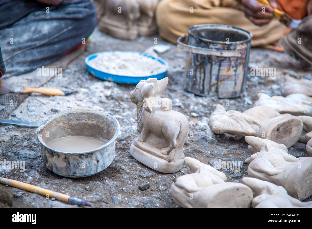 AMRAVATI, MAHARASHTRA - 24. AUGUST 2018: Künstler gibt letzten Schliff Statue der Stier in der Werkstatt eines Künstlers für Kaution (Bull) Pola Festival. Stockfoto