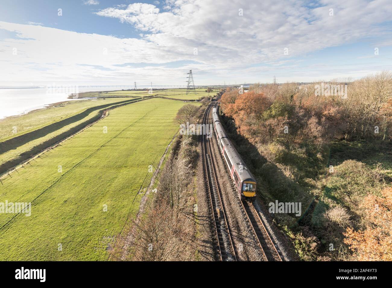 Der folgende Kurs des Flusses auf der South Wales Küste, drehen in Richtung Norden entlang der Mündung des Flusses Wye mit Hochwasserschutz Stockfoto