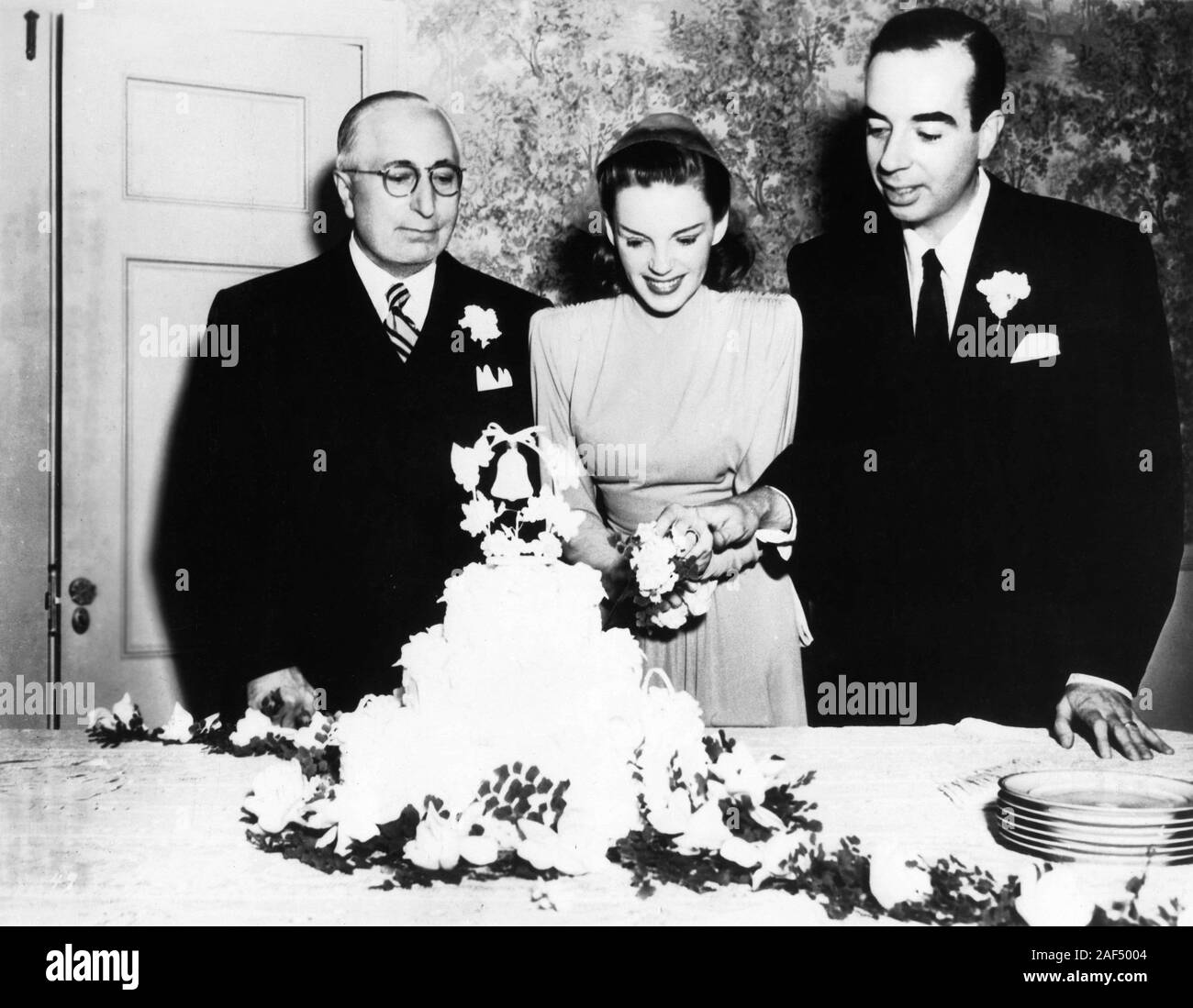 Hochzeit von Judy Garland und Regisseur Vincente Minnelli mit MGM Kopf LOUIS B. MAYER am 15. Juni 1945 Metro Goldwyn Mayer Werbung Foto Stockfoto