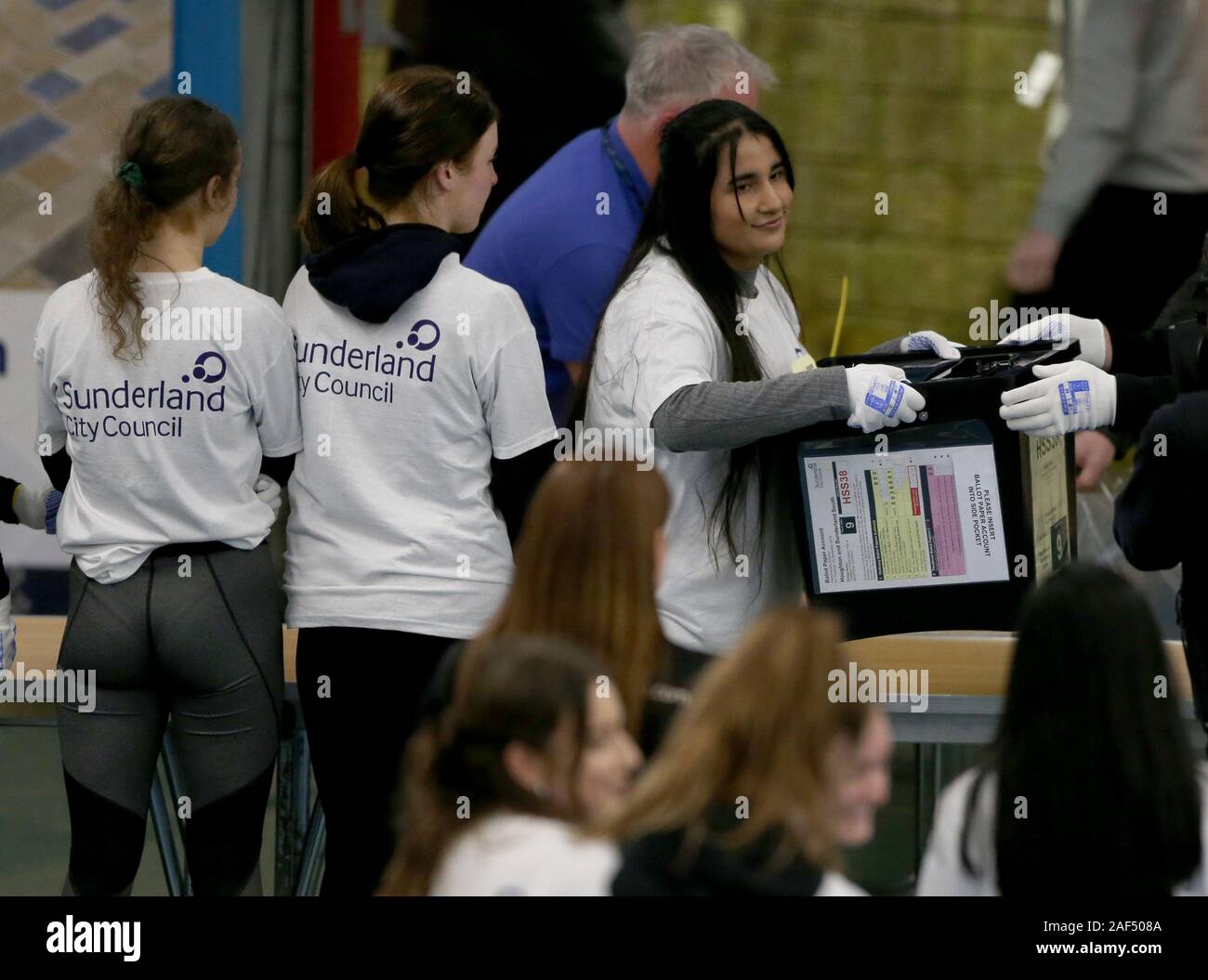 Urnen sind in Silksworth Community Center in Sunderland für die allgemeinen Wahlen 2019 Zählung durchgeführt. Stockfoto